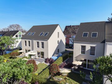 Drei neue Einfamilienhäuser mit PKW-Stellplätzen in ruhiger Stadtlage von Rheinbach, provisionsfrei - Impression Gartenansicht (Dachflächenfenster als Sonderwunsch möglich)