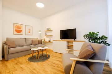 Neuwertige und schick möblierte 2-Zimmer-Wohnung in der Fußgängerzone von Bad Honnef mit Stellplatz - Impression Wohn-/Essbereich