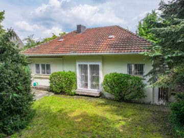 Freistehendes Einfamilienhaus auf großem Grundstück mit ausbaufähigem Dachgeschoss in Bonn-Ückesdorf - Impression Außenansicht