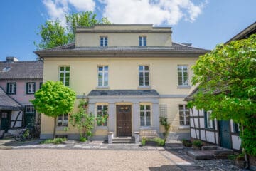 Feudale, historisch wertvolle Villa aus 1806 auf traumhaftem Grundstück in erster Rheinlage von Bonn - Impression Außenansicht