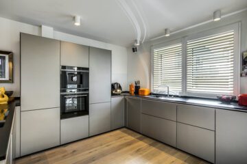 Hochwertige EG-Wohnung mit 2 Terrassen, Garten & Einbauküche in bevorzugter Lage von Bonn-Hochkreuz - Impression Küchenbereich