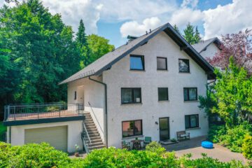 Attraktives Einfamilienhaus mit PKW-Garage, großem Garten & Sauna in ländlicher Lage von Vettelschoß - Impression Außenansicht